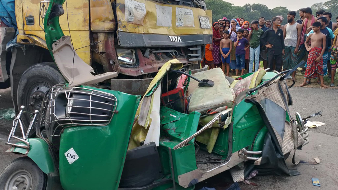 নরসিংদীতে ট্রাকচাপায় সিএনজির ৬ যাত্রী নিহত